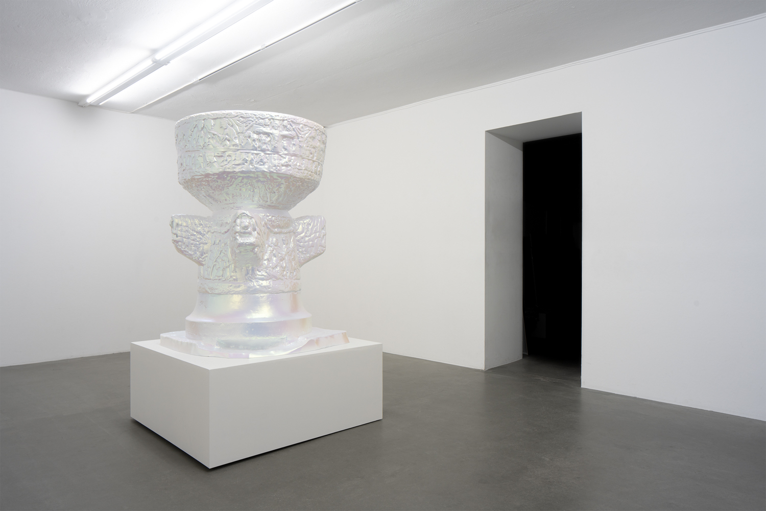 Konstnären Juri Markkula visar 3D printade object i utställningen Secular Light på Galleri Thomassen